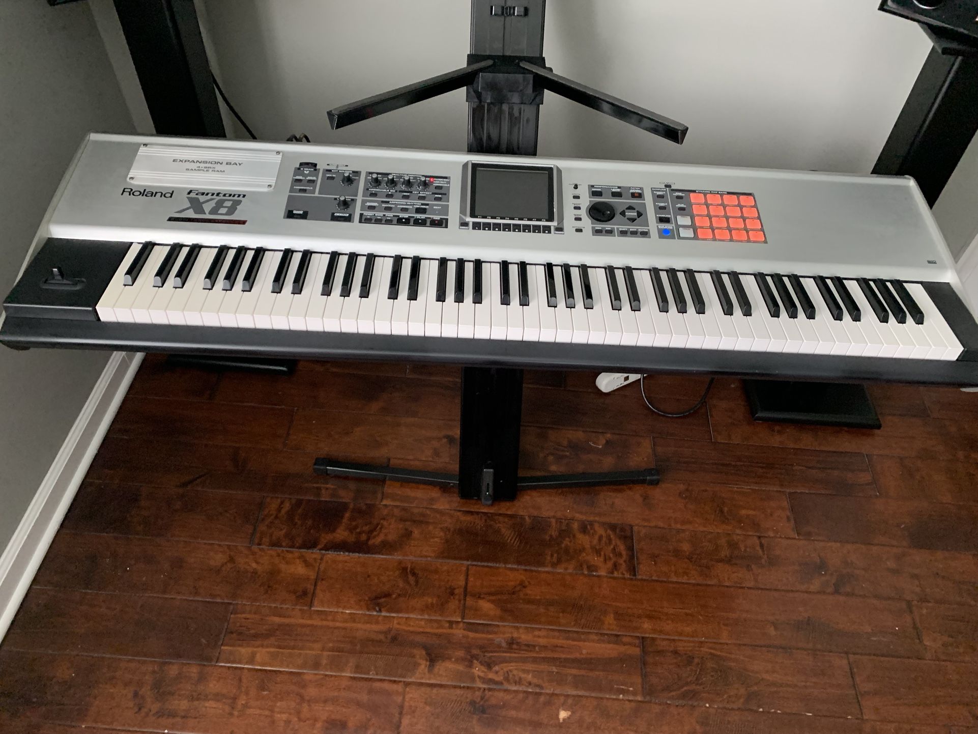 Roland Fathom X8 & Column Stand