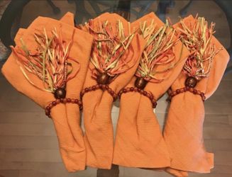 (4) Napkin Rings w/Napkins