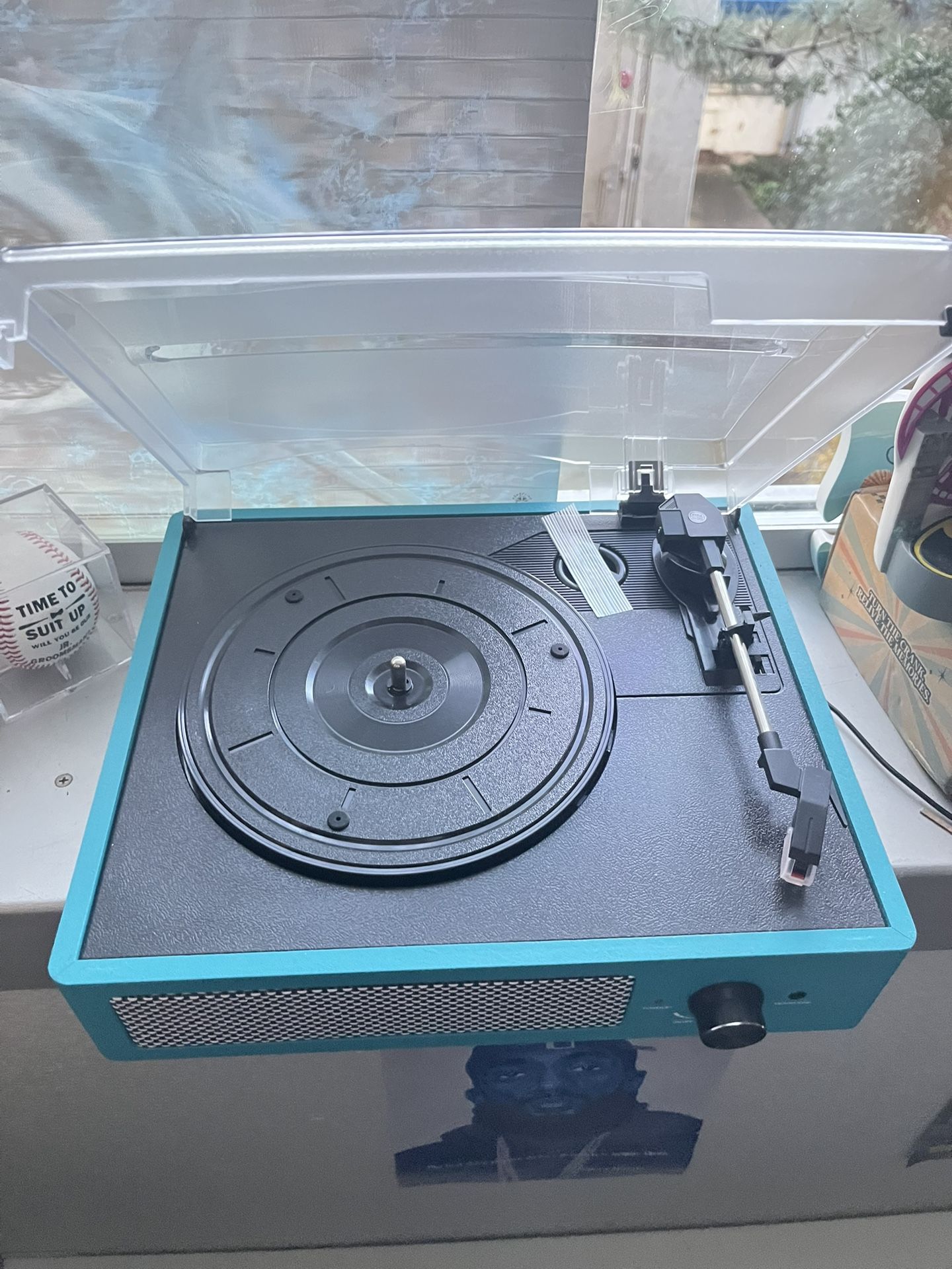 Turntable Player. Has Bluetooth Connection. Dm For Any Specific Question.