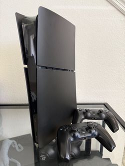 PS5 SILM DIGITAL  ( BLACK ) + 2 PS5 CONTROLLERS