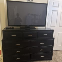 Black Dresser With Mirror 
