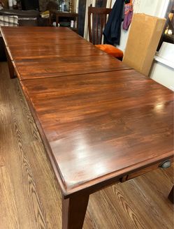 Extendable dining dinner table