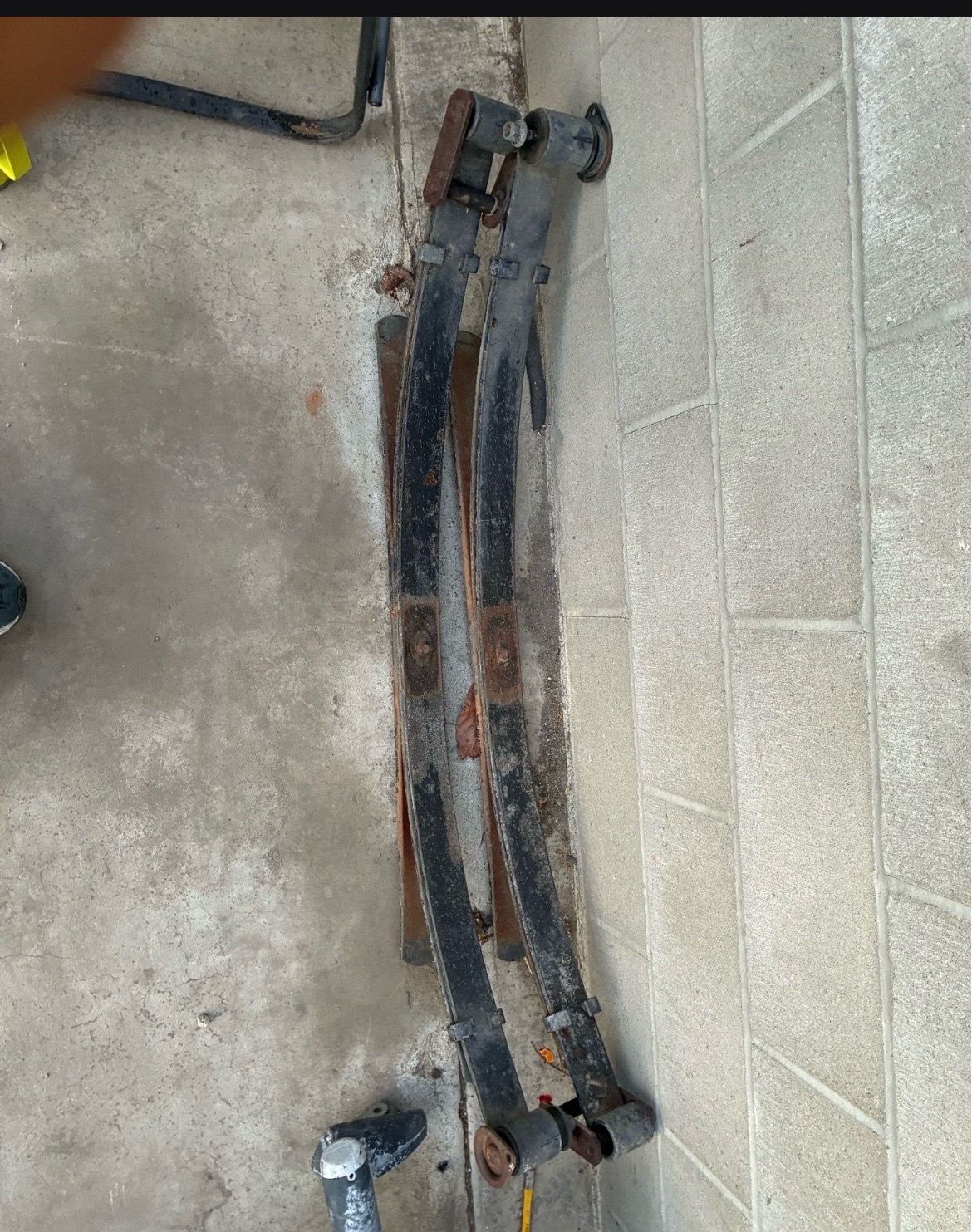 Nissan hardbody Left and right leaf springs