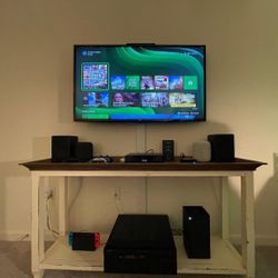 Xbox Series X 1TB – 2 Controllers + All Cords – Works Perfect