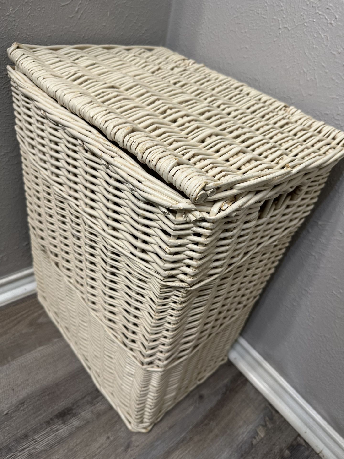 White Wicker Laundry Basket - Stylish and Functional Storage Solution