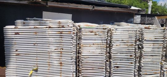 Used white folding chairs s,a,l,e