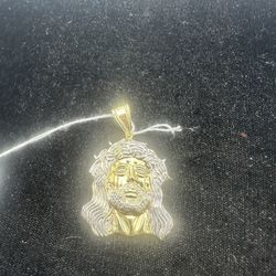 Beautiful 10kt TT Jesus Head Pendant