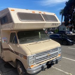 1985 Chevy motorhome only bought one owner. I remodeled the inside the stereo comes off that way they won’t steal it. I pay extra money for it. I boug