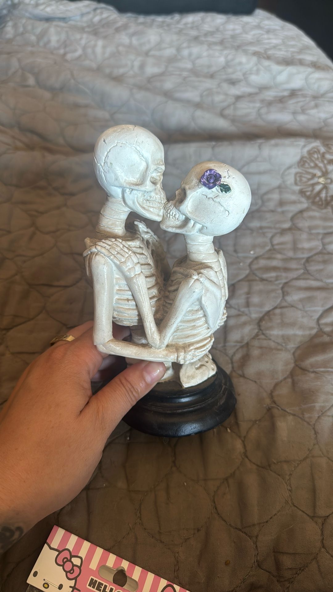 2 Kissing Skull statue