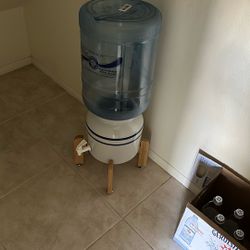 Water Dispenser  With 5 Gallon Bottle
