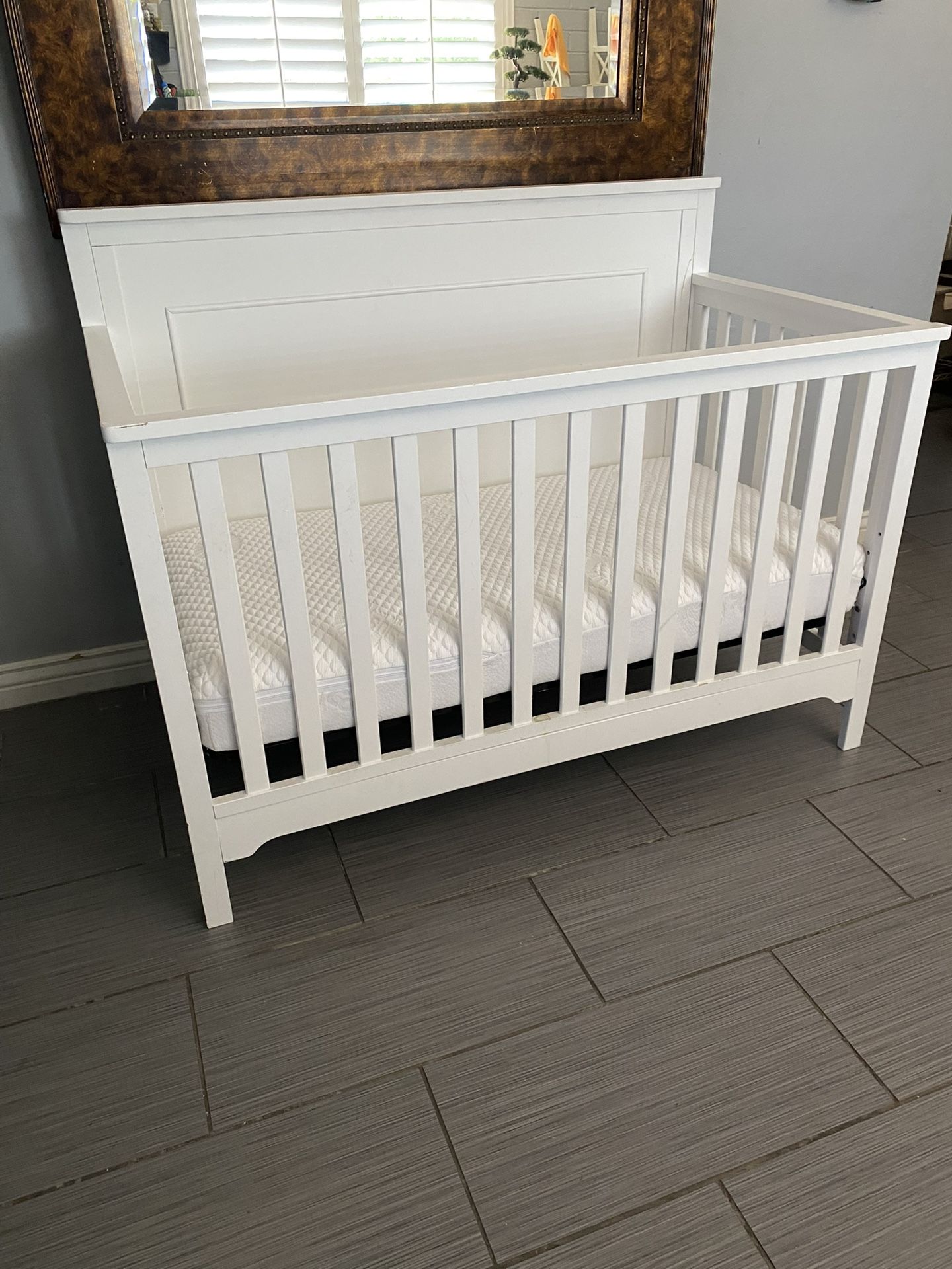NICE WHITE CRIB WITH MATTRESS