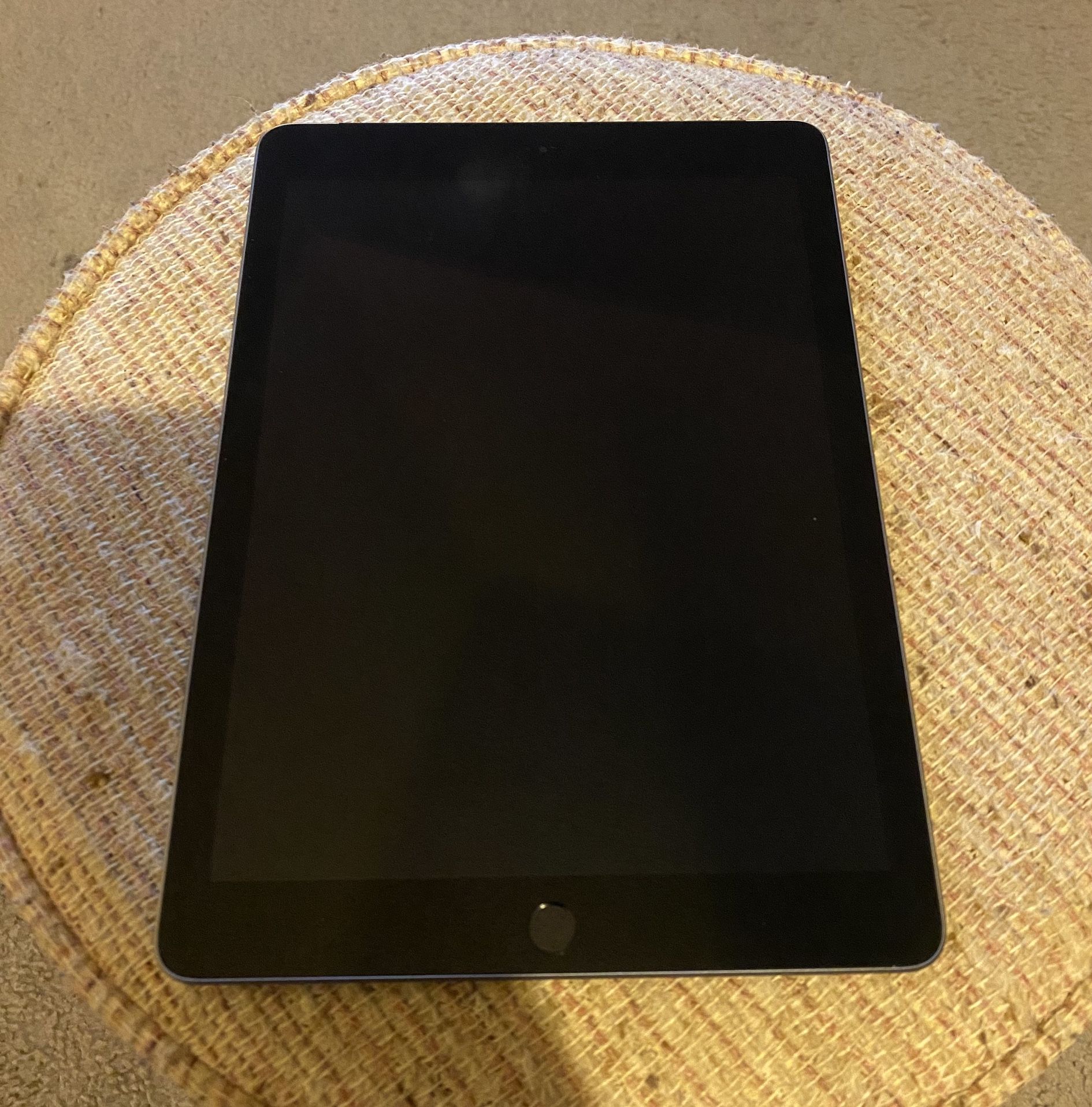 Apple iPad 6th Gen 32 GB WiFi + Cellular