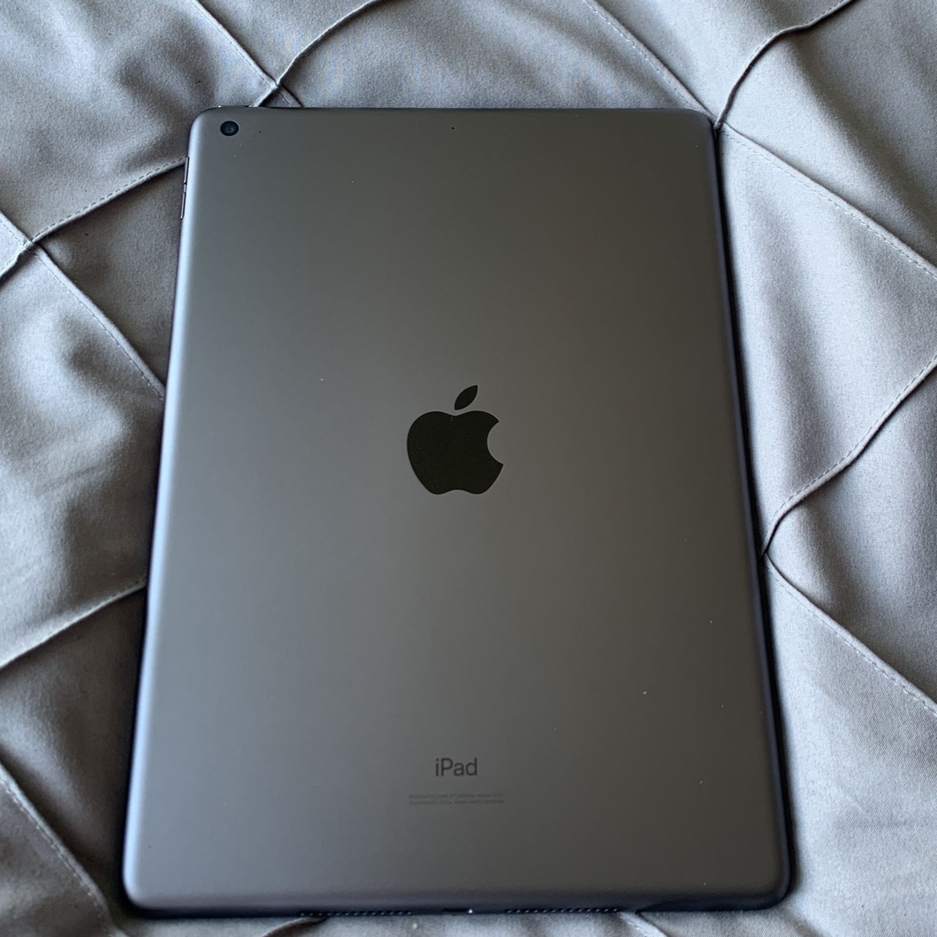 A2197 ipad forsale no scratches basically brand new rarely used for
