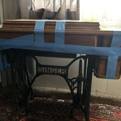 Singer 1910 Sewing Machine On It’s Table 