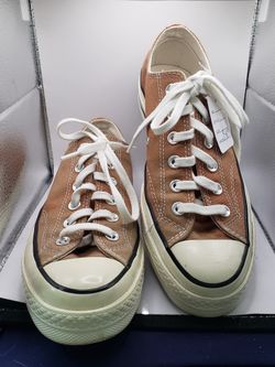 Size: M6.5--W8.5 be the Converse Chuck 70 Low in the Toadstool Tan colorway