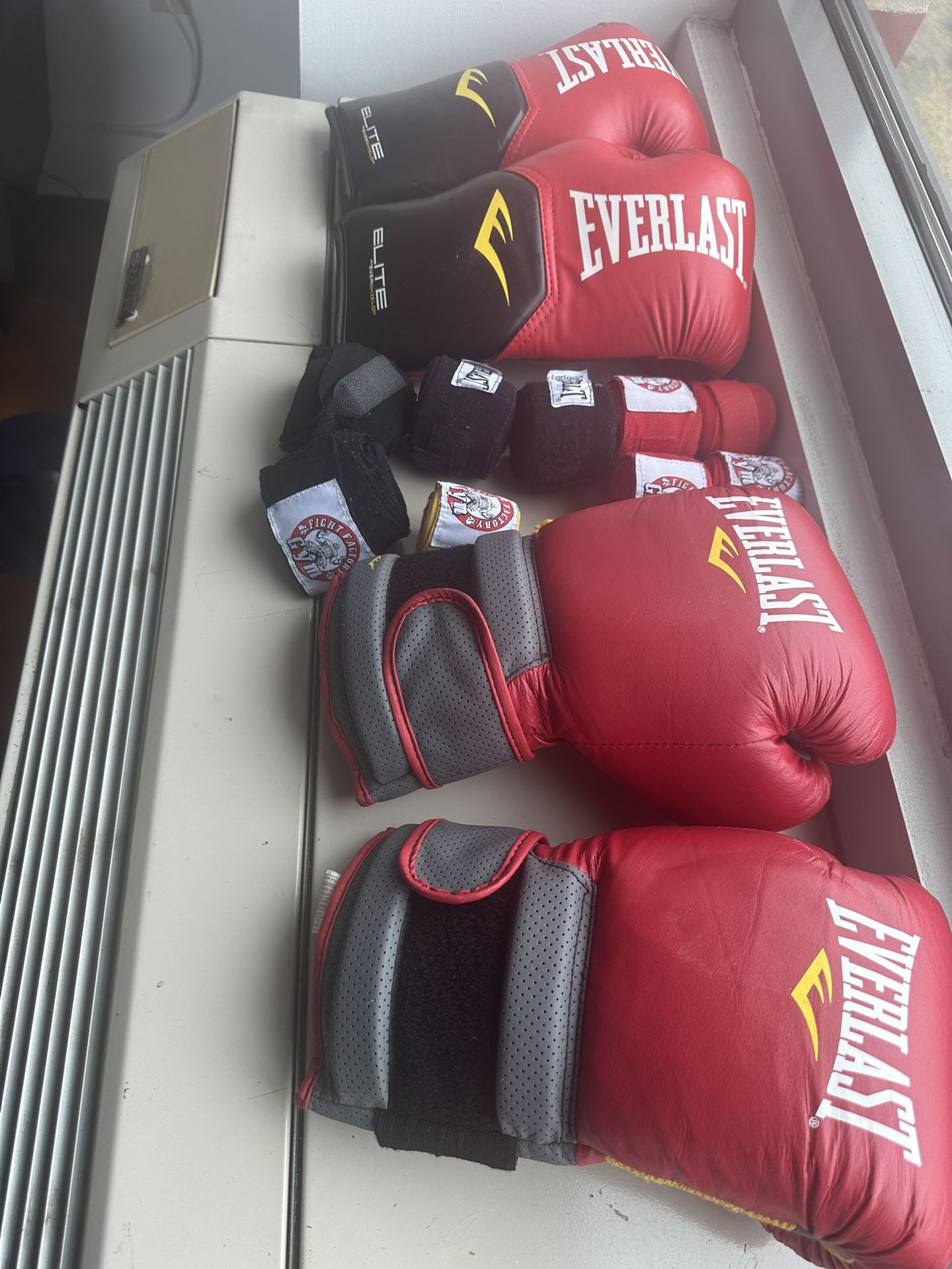 2 Pairs Everlast KickBoxing Gloves