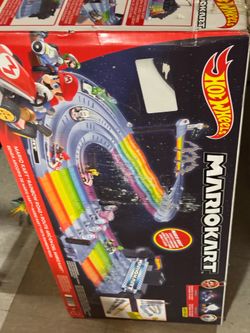 Hot Wheels Mario Kart Rainbow Road Raceway Set with Two 1:64 Scale Vehicles