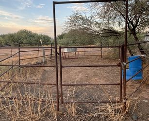 10/20 Horse corral and Accessories including 10/10 shade water trout and livestock feeder message for individual pricing.