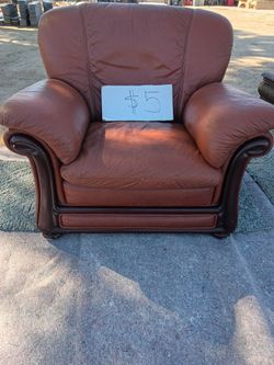 $5 Hurry! Hurry! Leather arm chair.