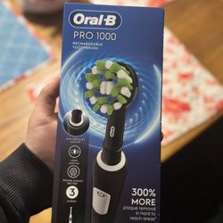 Oral-B Pro 1000 electric toothbrush 