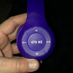 CHILDREN BRAND NEW NEVER WORN HEADPHONES/LIGHT UP EARS