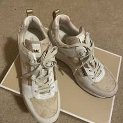 Women Michael Kors Sneaker 