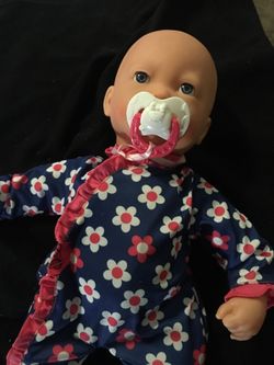 Baby doll. Cry’s. Open and closes eyes. Moves lips as crying