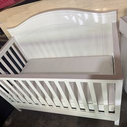 CRIB ON CHANGIN TABLE WITH DRAWER