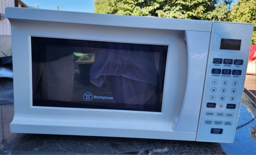 Westinghouse 700 Watt Microwave 17.75x9.5x12" White -- TESTED WORKS!!