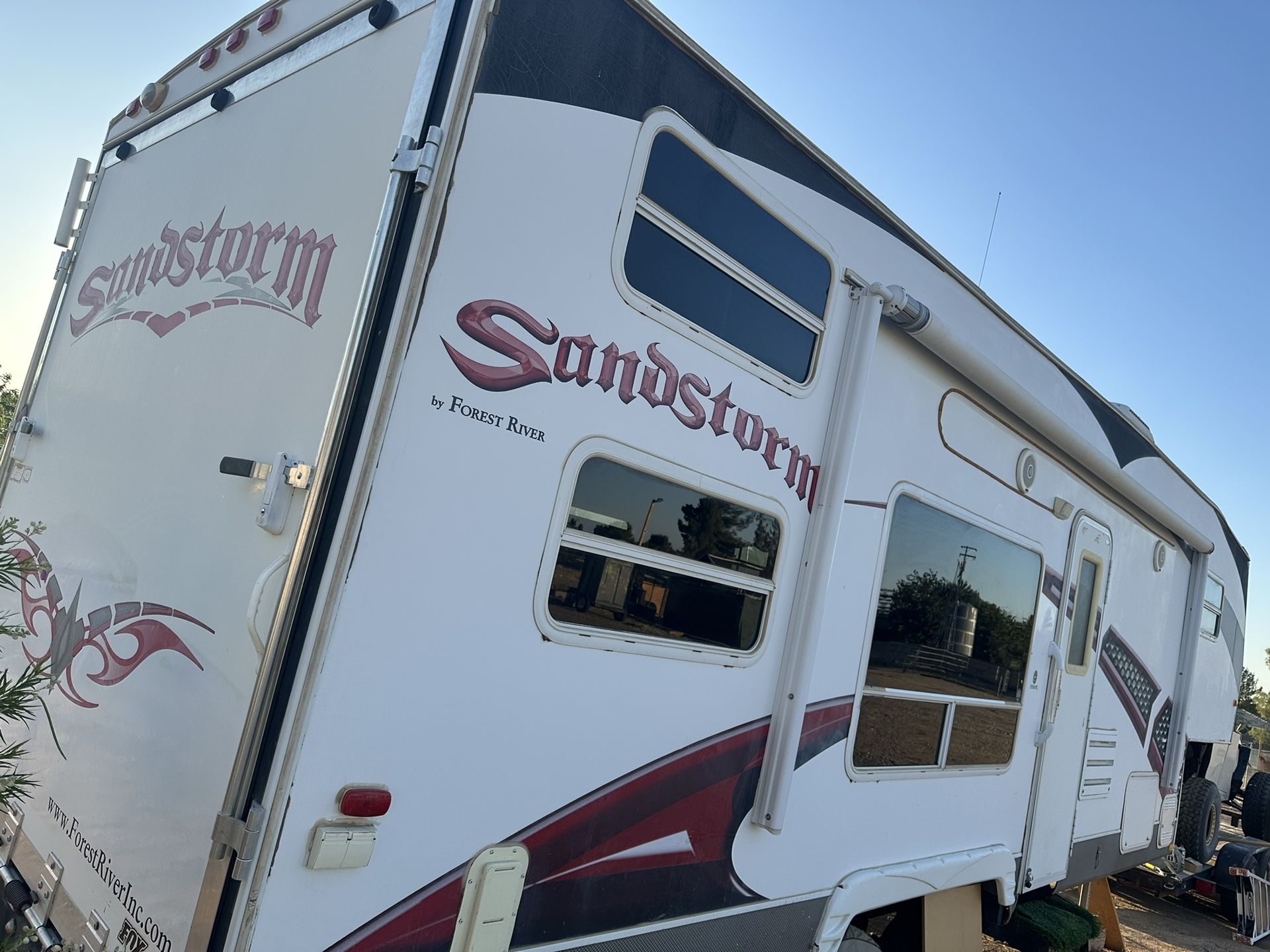 5th Wheel Toy Hauler 2008 Sandstorm 28”