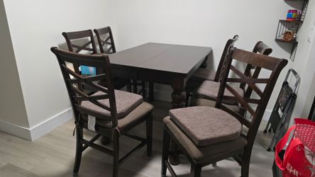 Extendable dining room table