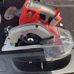 Milwaukee Circular Saw 