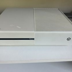 Microsoft Xbox One S 500 GB White Console Bundle