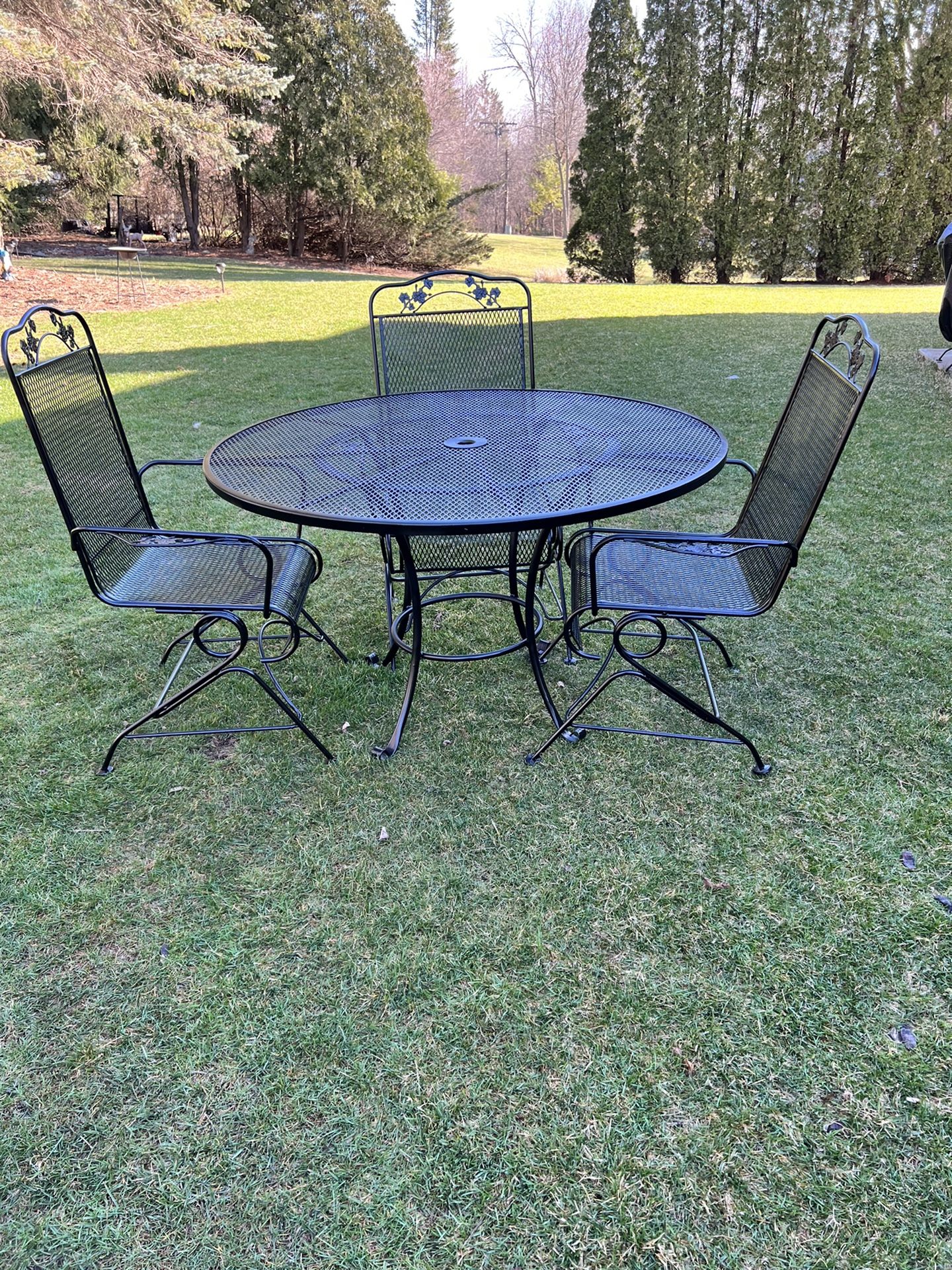 CLASSIC WROUGHT IRON PATIO SET