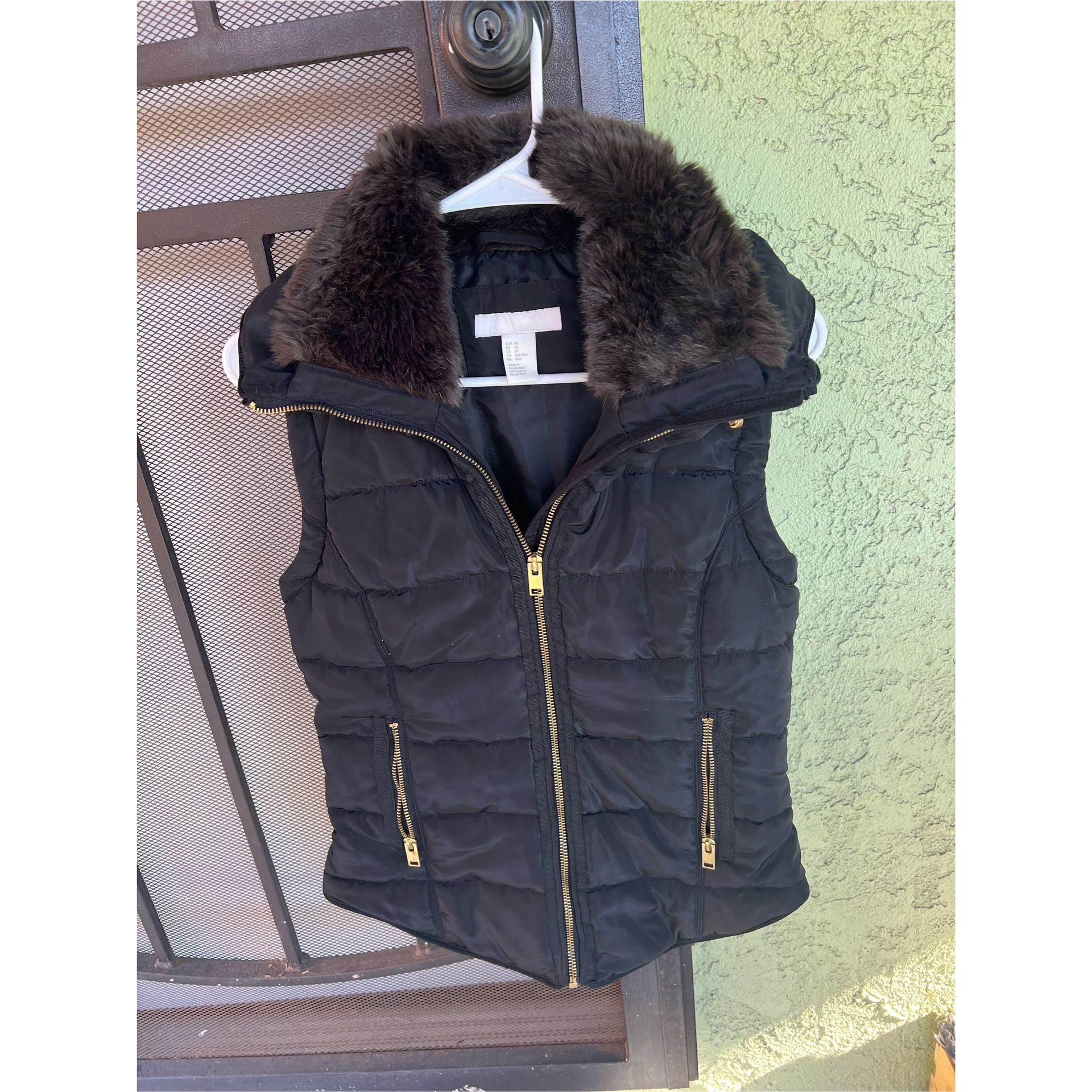 Women’s Black H&M puffer vest with fur collar; XS!