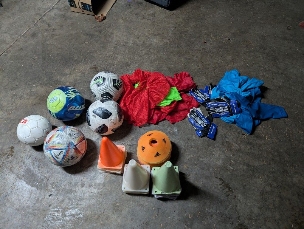 Soccer Coach / Parents Gear - Soccer Balls, Pinnies, Cones, Goalie Gloves & Shirts
