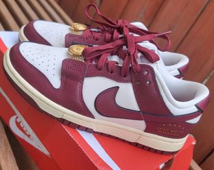 W nike dunk low se team red size 7 women's