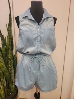 Daisy Fuentes light denim romper shorts sz M
