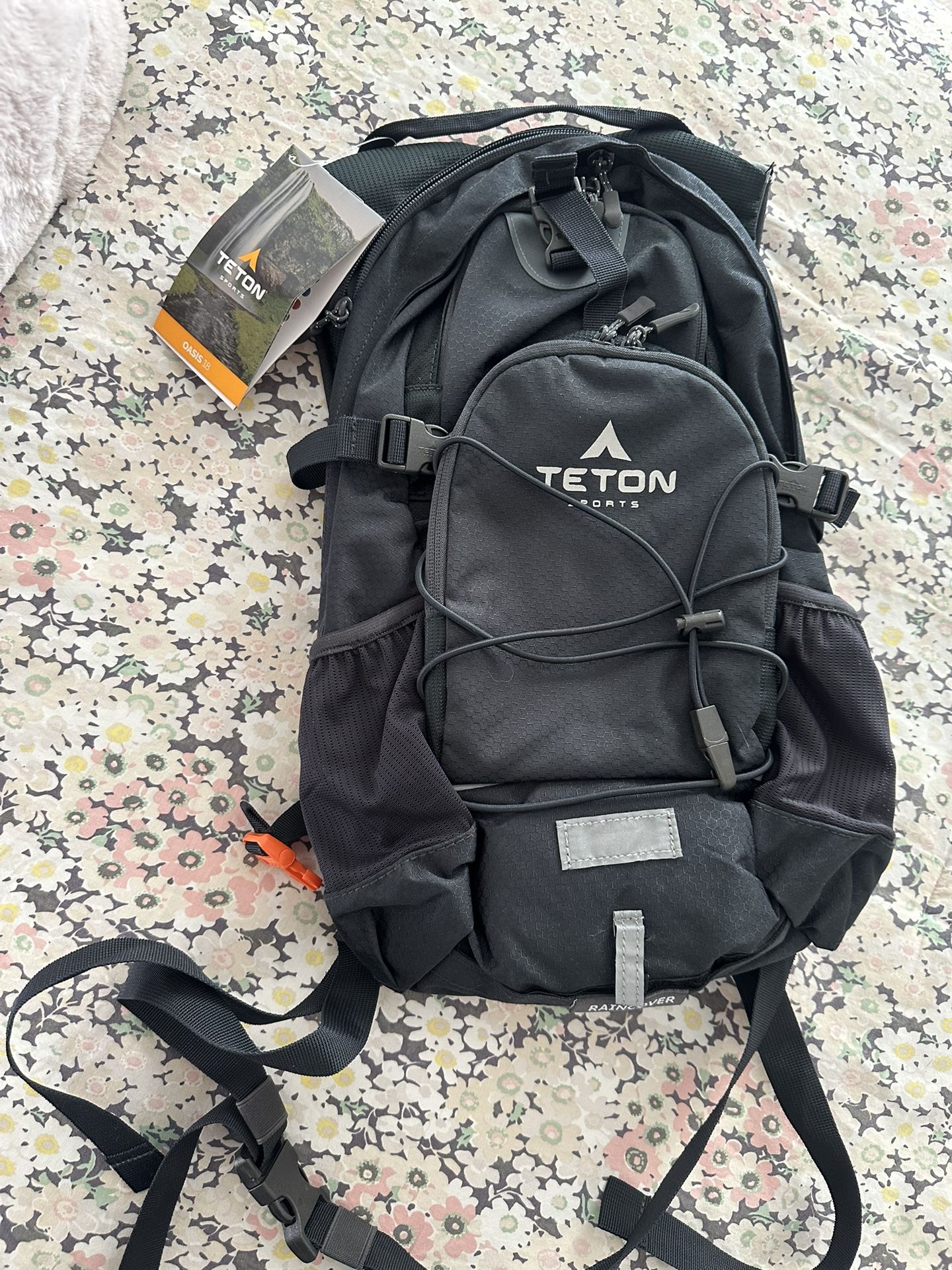 Teton Oasis Hydration Backpack – Lightweight Water Pack with Bladder for Hiking, Running, Cycling, Biking – 18L/22L Sizes – Sewn-in Rain Cover – Fits