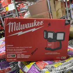 Milwaukee M18 18-Volt Lithium-Ion Cordless 4500 Lumens ROVER Dual Power Triple-Panel Flood & Area Light (Tool-Only)