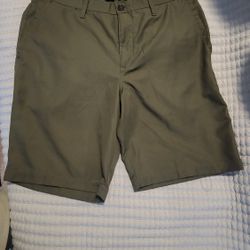 GREEN SHORTS SIZE 36