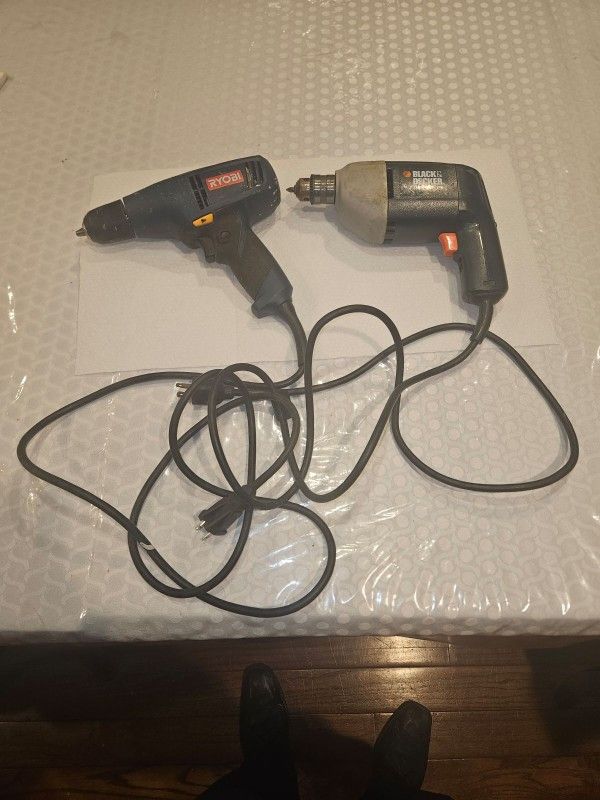 Black and Decker Electric corded drill
Type 2 120 V AC ~ 60 Hz 3.5 A
in Excellent condition.