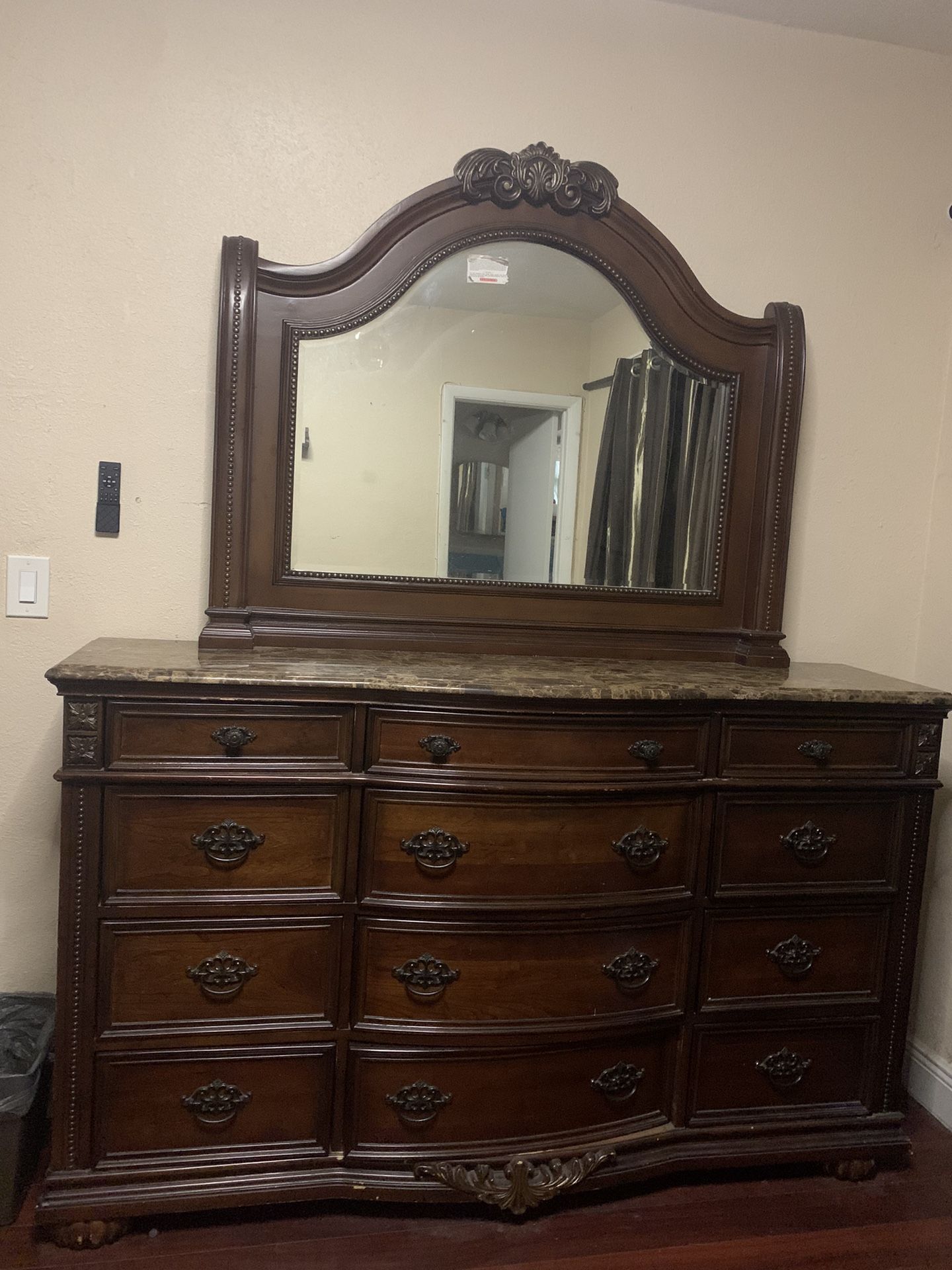 Dresser With Mirror