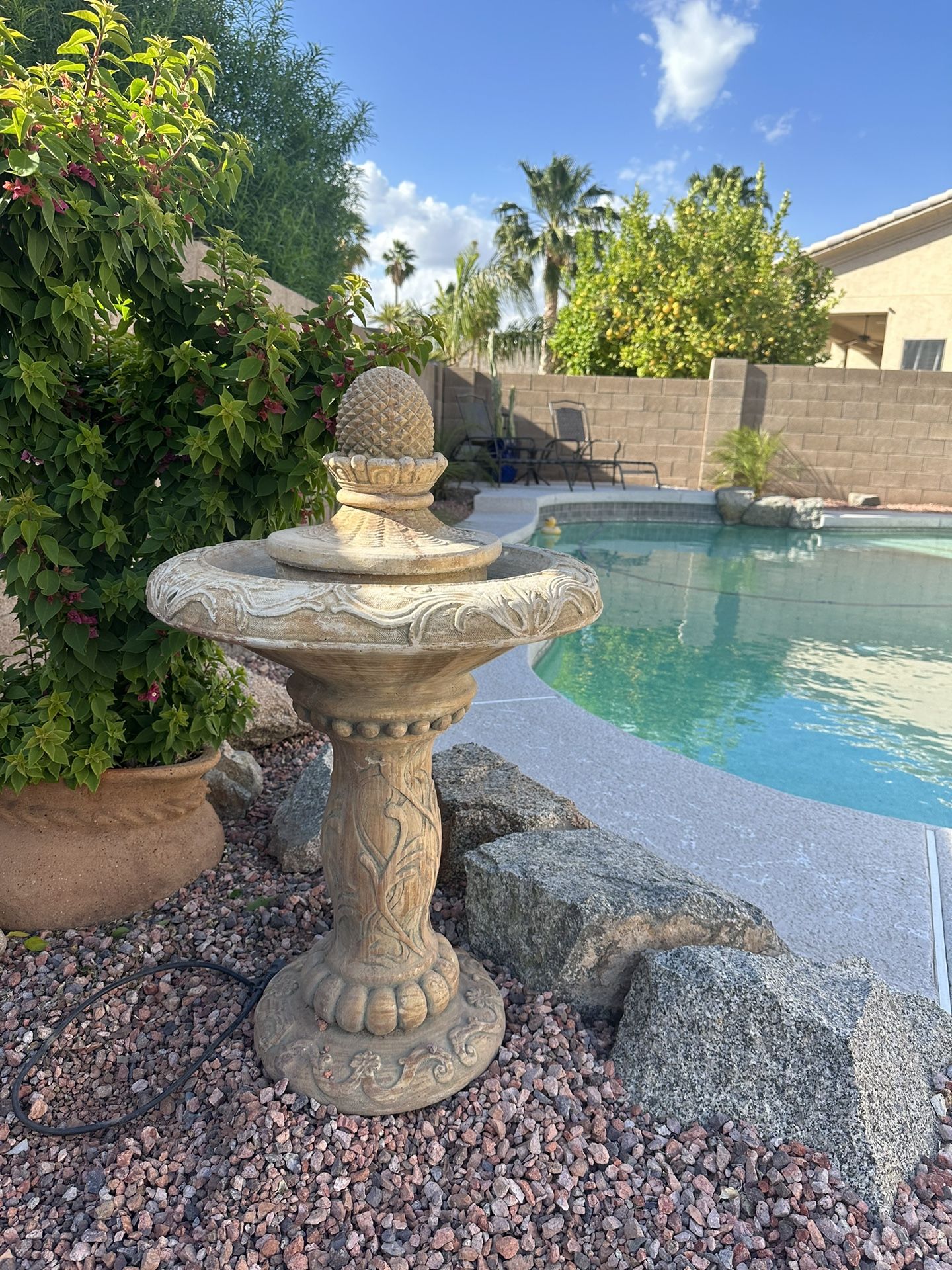 Concrete Water Fountain / Pineapple / Patio Fountain 