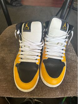 Jordan 1s,yellow black and white,and size 8.5