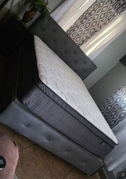 Full size bed like new with clean mattress frame has 4 drawers 2 on each side/ Cama matrimonial seminueva con su colchon limpio y grueso