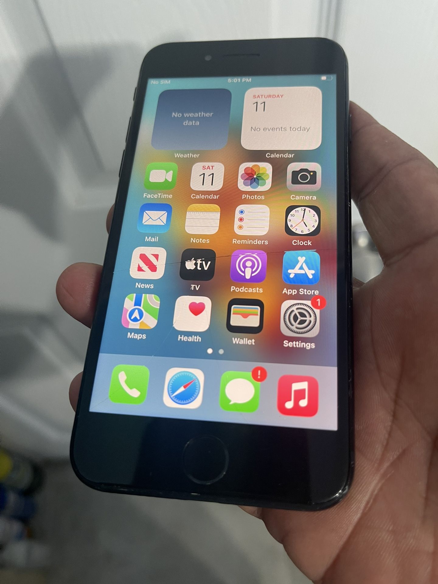 iPhone SE 64gb Unlocked (cracked Screen).  Fully Functional.  