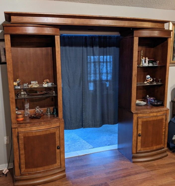 6 PIECE TV ENTERTAINMENT CENTER. NICE! Television Goes On Center Bracket Pictured Separately. Ashley Furniture Very Expensive Piece. 