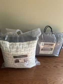 Bed Comforter With Throw Pillows