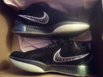 Nike LeBron Size 11